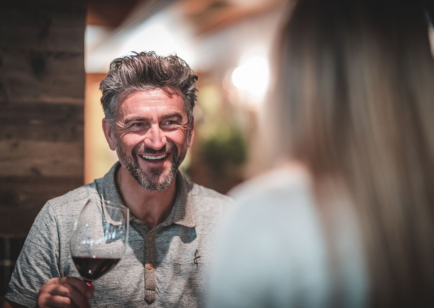 Kulinarik: Mann und Frau trinken ein Glas Wein | Hotel Alpenblick