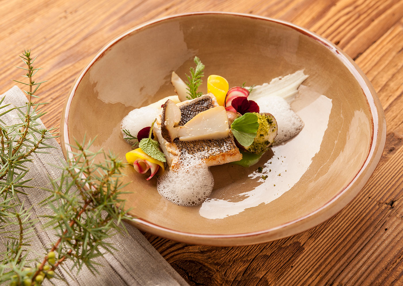 Kulinarik: Auf dem Teller Fisch mit Gemüse | Hotel Alpenblick