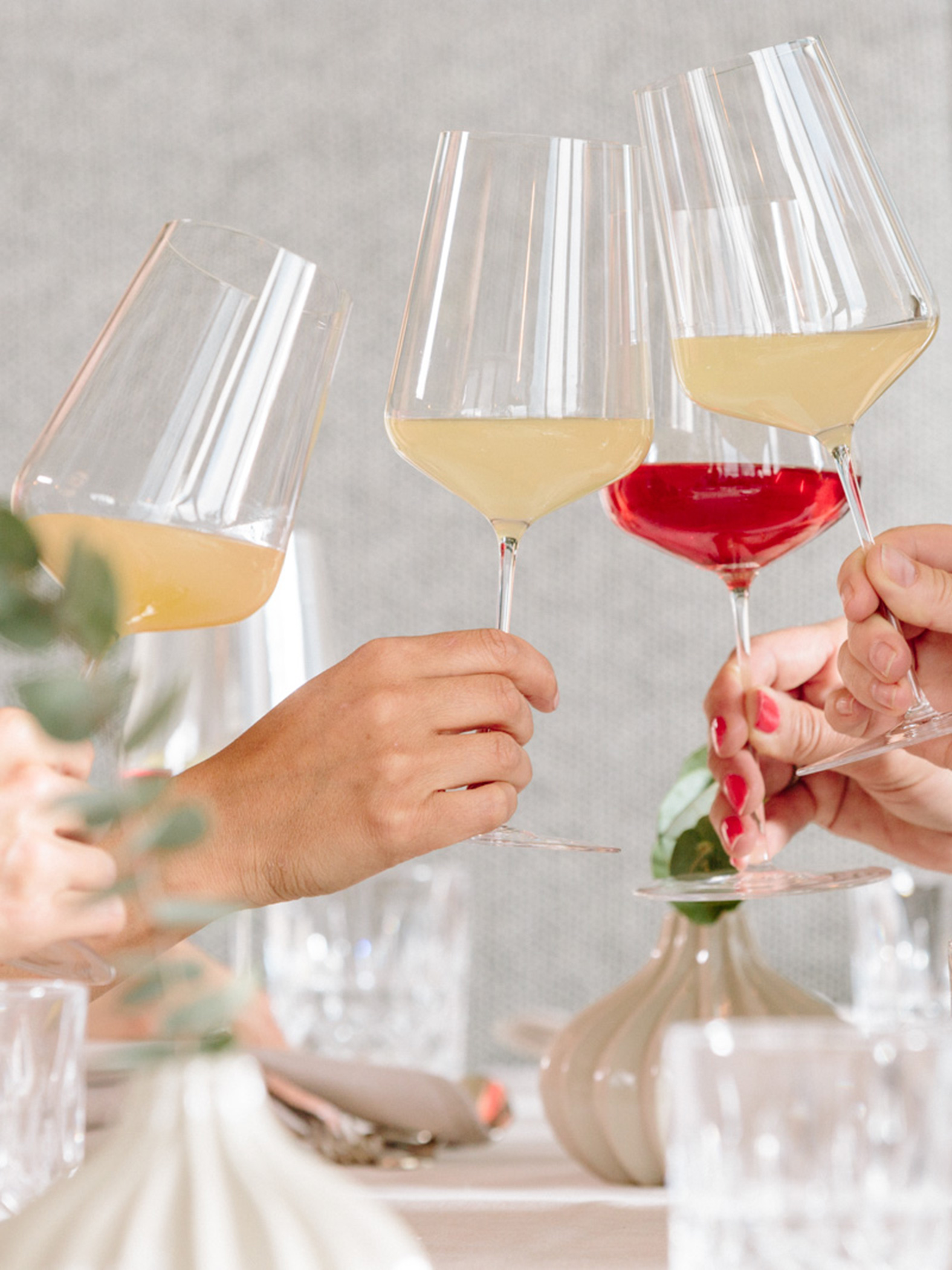 Gläser gefüllt mit Kohl Bergapfelsaft 