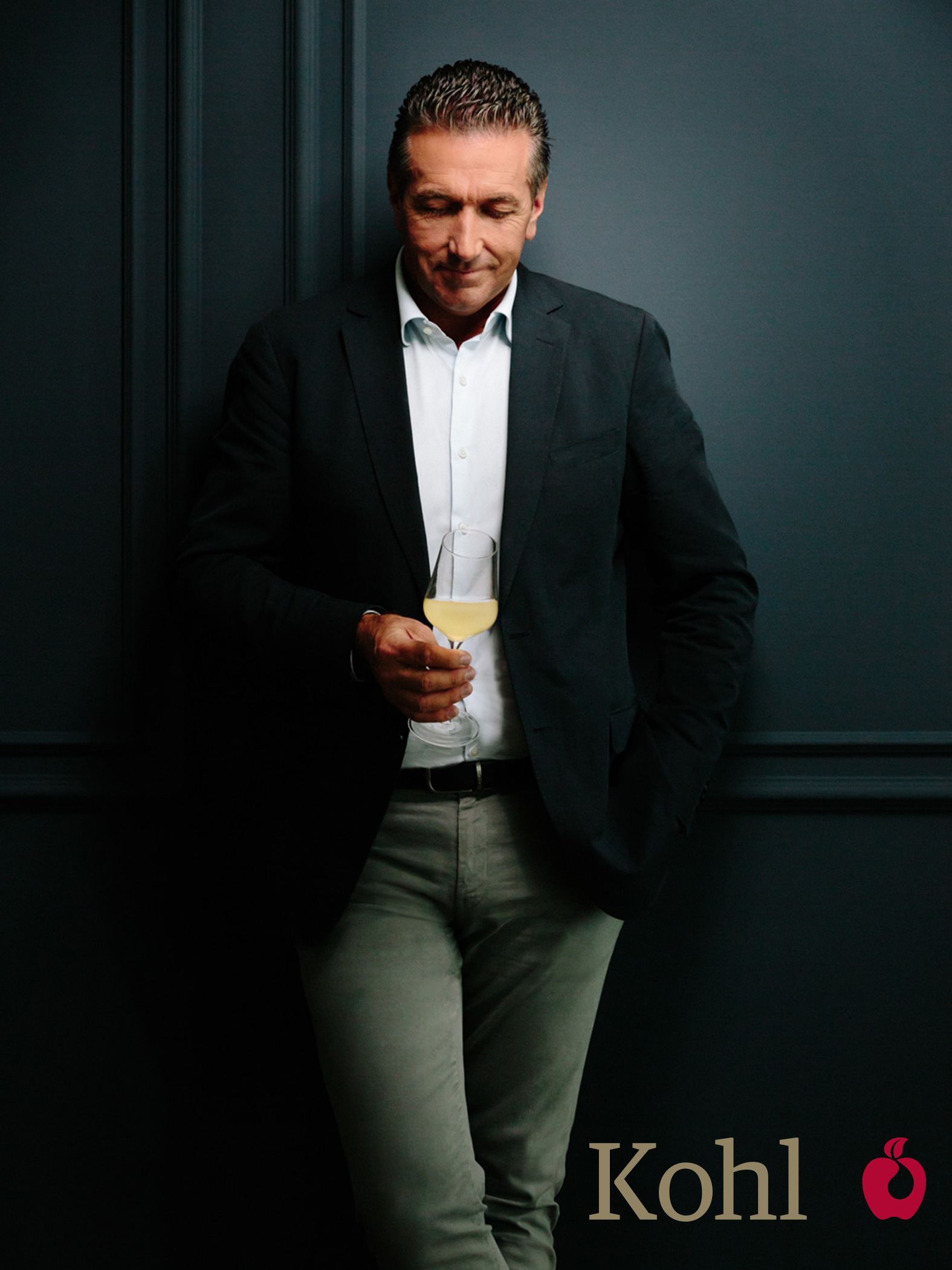 Kulinkarikpartner Thomas Kohl mit einem Glas Südtiroler Bergapfelsaft in der Hand 