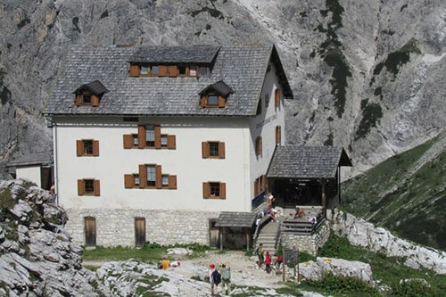 Al Rifugio Zsigmondy-Comici, 2.224 m