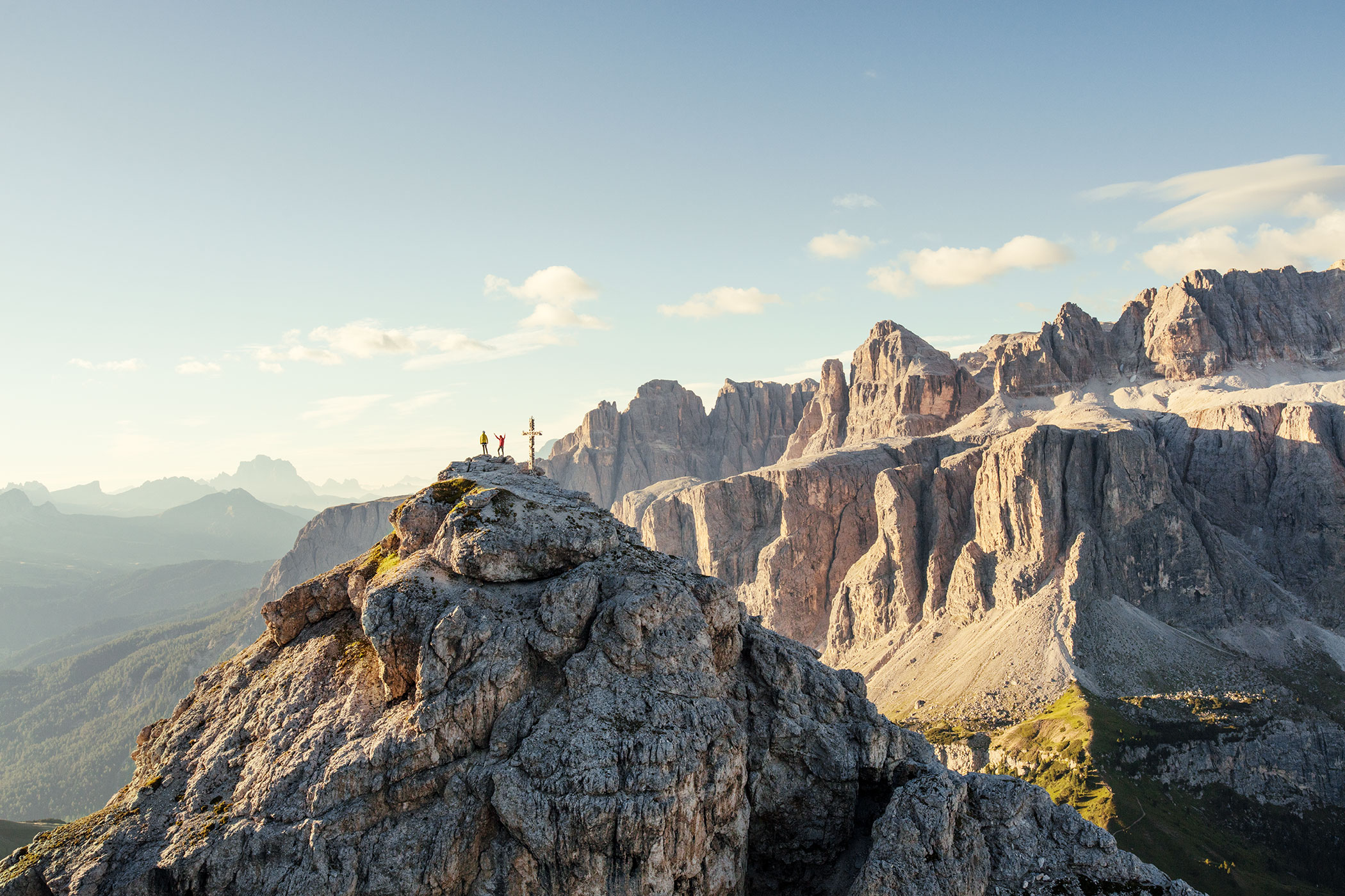 Una cima nelle Dolomiti di Sesto con altre montagne sullo sfondo 