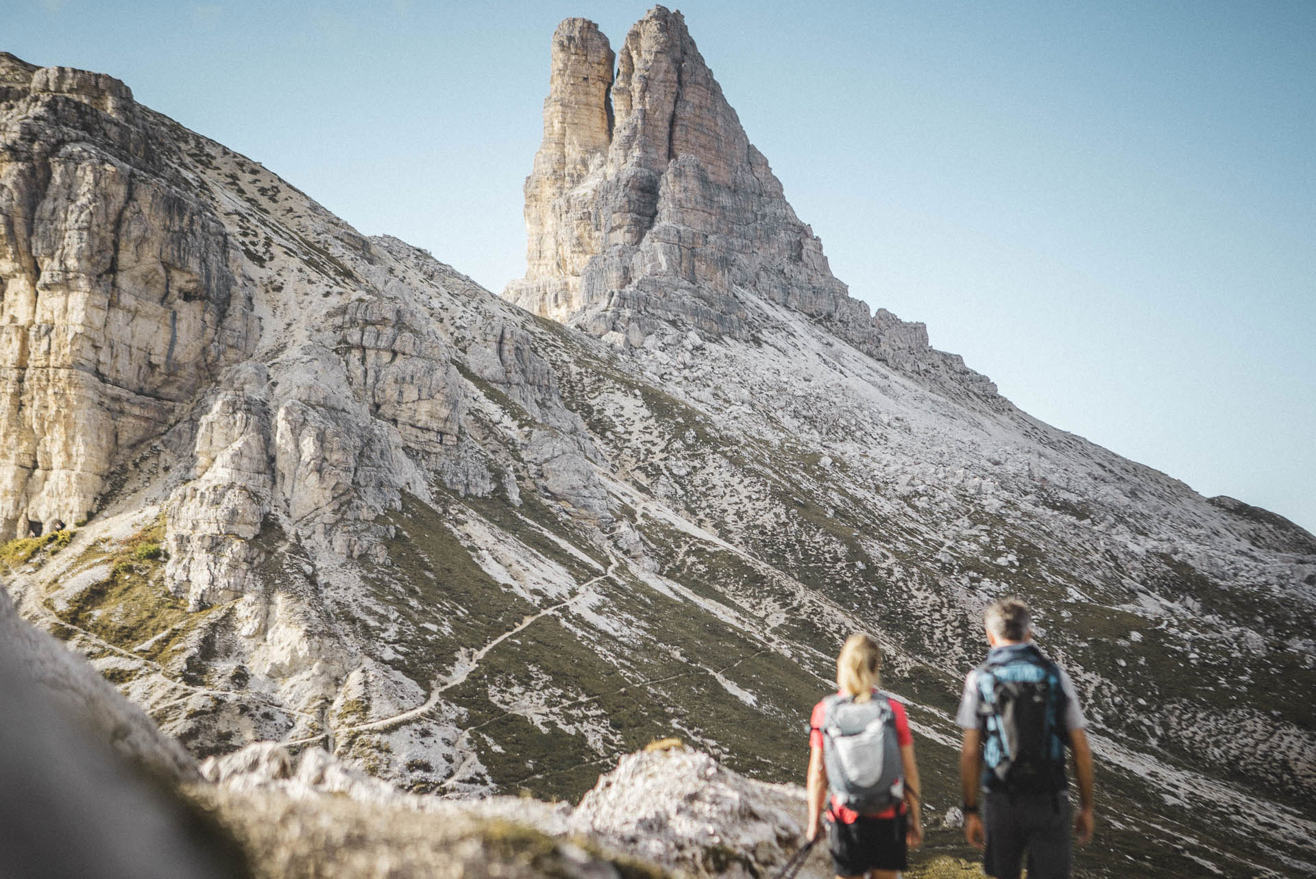 Mann und Frau wandern in den Sextner Dolomiten 