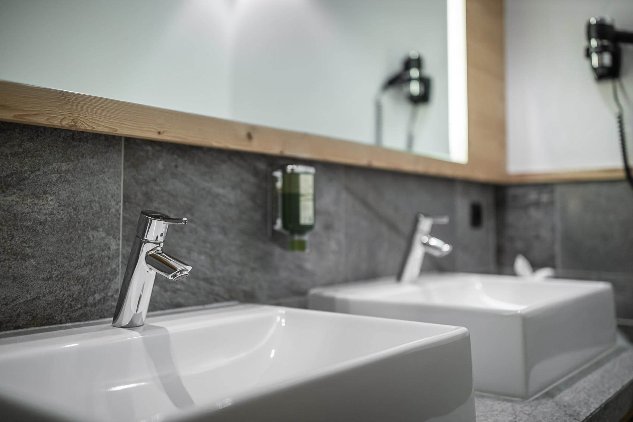 Dettagli del bagno con specchio