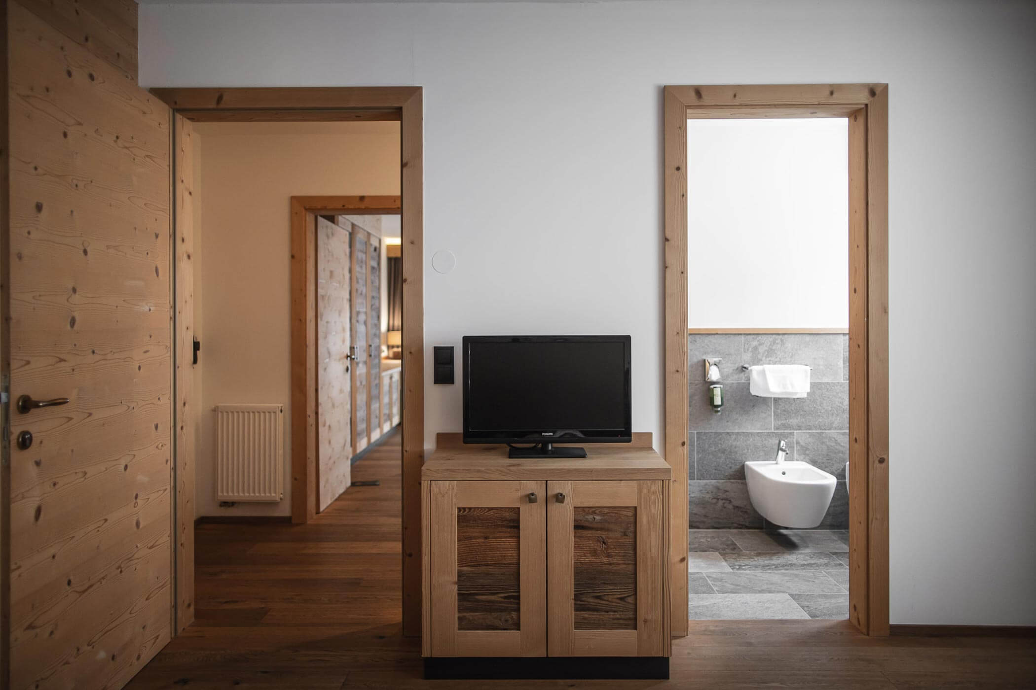 Mobili, porta e ingresso del bagno