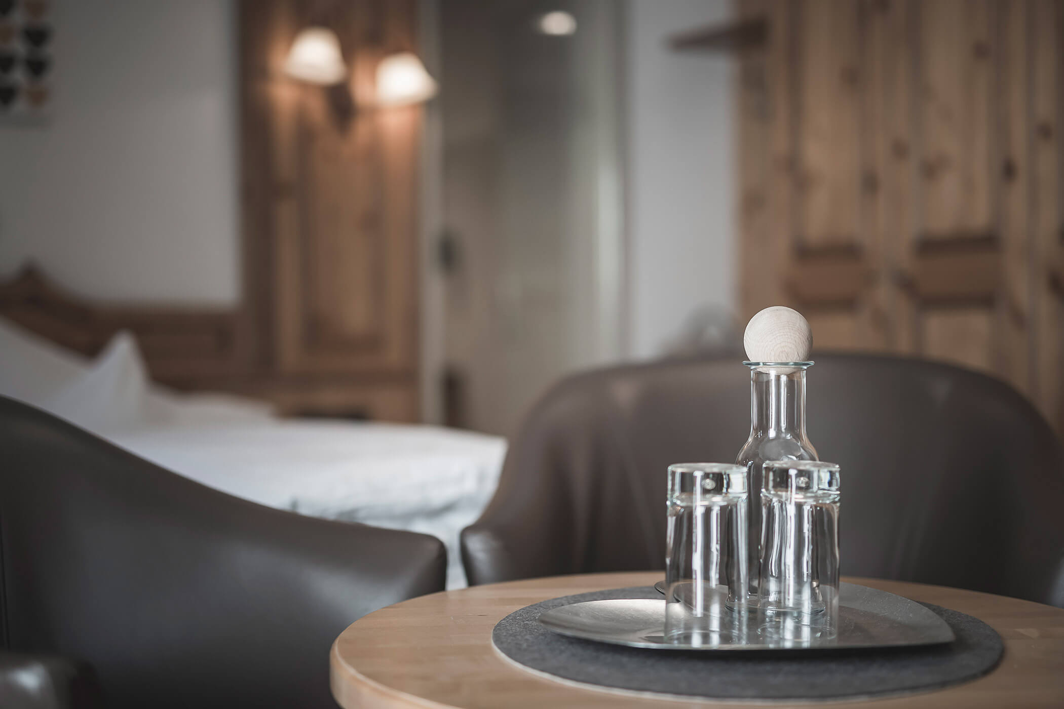 Camera Alpina Malga Nemes acqua sul tavolo  