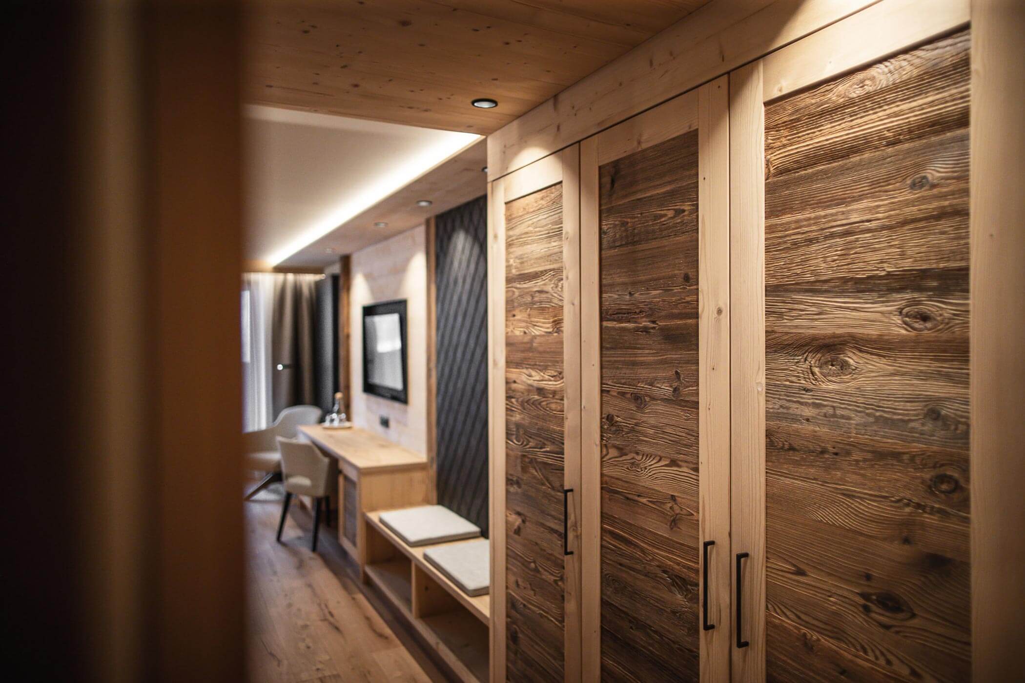 Armadi all'entrata della camera