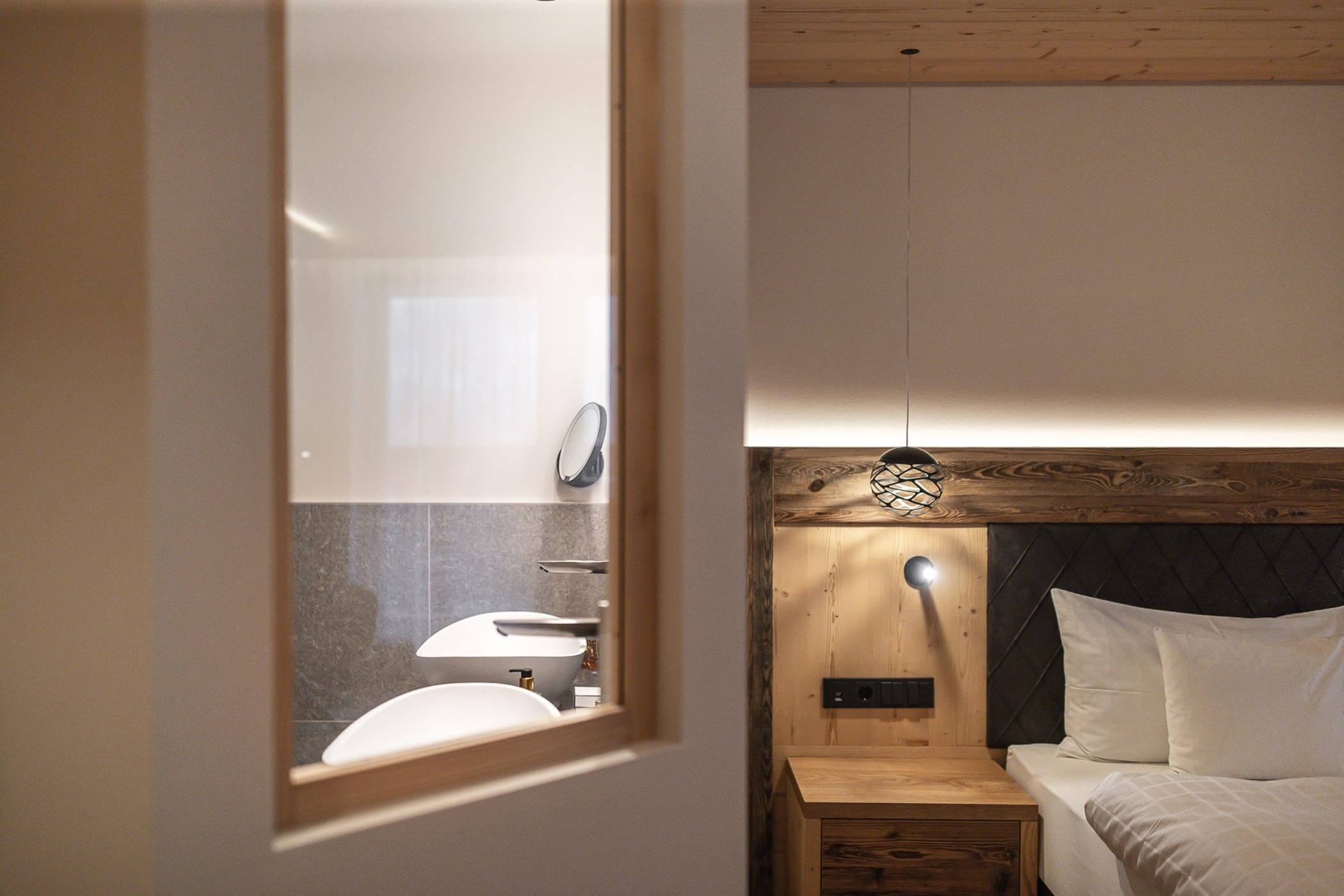 Finestra del bagno e comodino